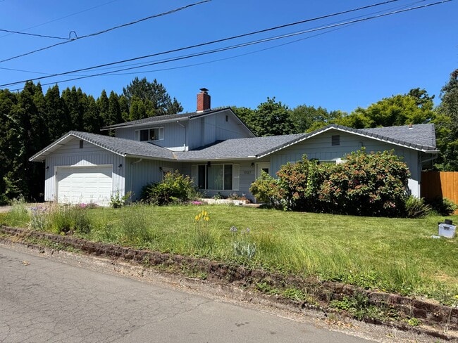 Building Photo - Great 4 Bedroom Eugene Home!