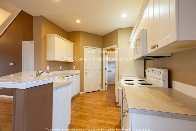 Building Photo - Bright and Open Tigard Gem with Ample Park...