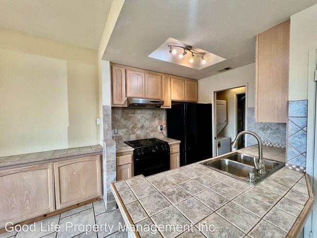 Building Photo - 2 br, 1 bath House - 4445 Nobel Drive Unit 51