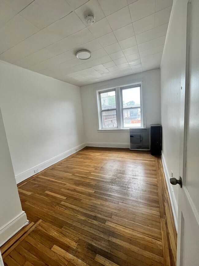 Foto del edificio - 124 Mallory Ave