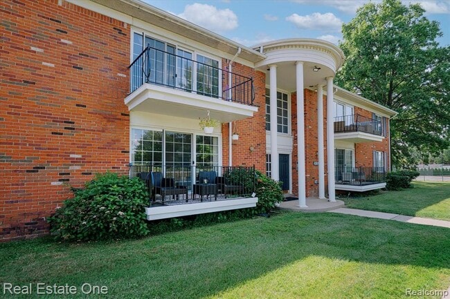 Building Photo - 430 Fox Hills Dr S