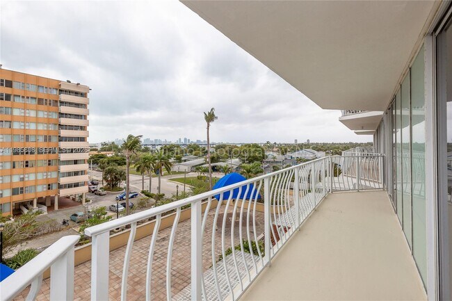 Foto del edificio - 7601 E Treasure Dr