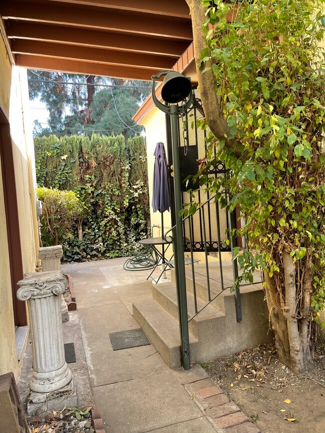 Room to Grill! - 12219 Magnolia Blvd