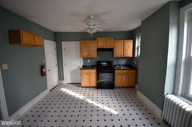 Building Photo - 4 br, 1 bath Townhome - 330 green st