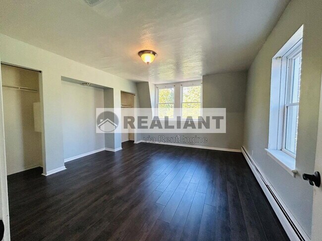 Foto del edificio - 243 W 8th St
