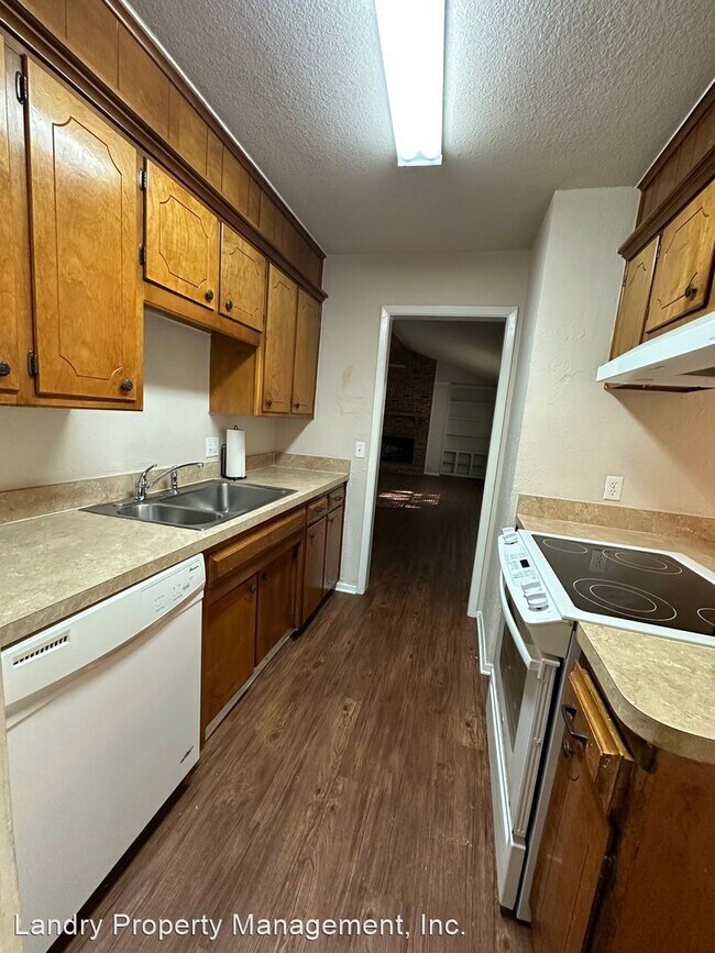 Building Photo - 3 br, 2 bath House - 1002 Ivanhoe