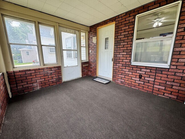 Building Photo - 2 bed, 1 bath home for rent in West Waterloo.