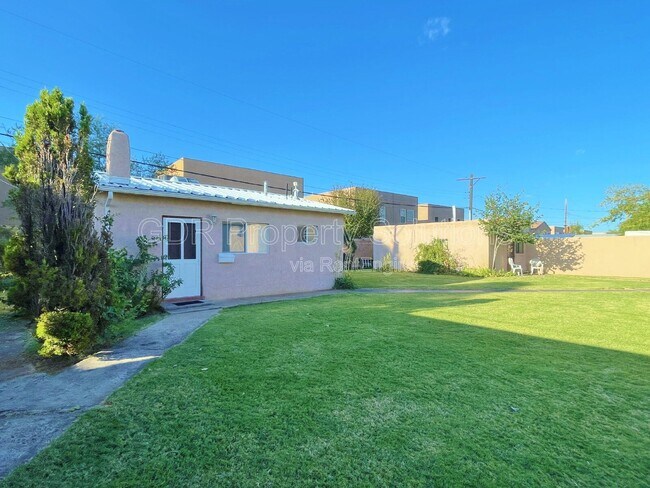 Foto del edificio - 2440 Rose Ave NW