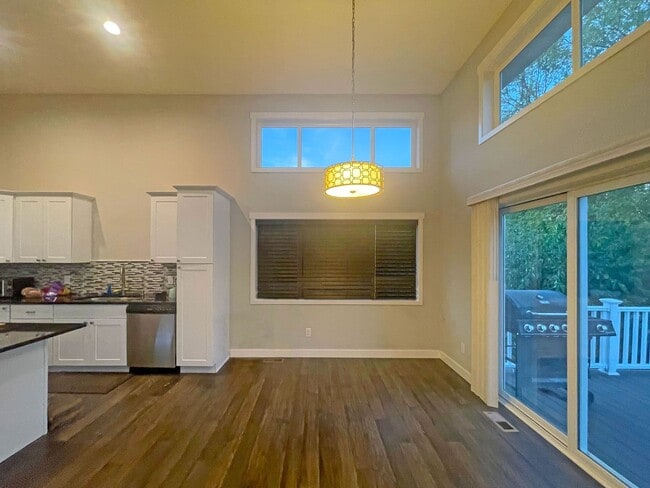 Building Photo - Spacious and Modern 4 Bedroom 3 Bath in Richfield is Pet Friendly!