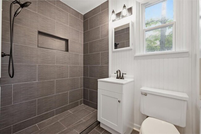 Building Photo - Cozy duplex unit with fully fenced back yard.