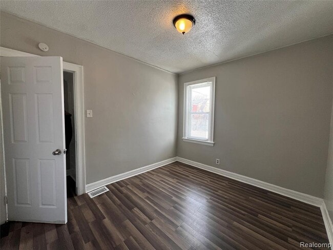Foto del edificio - 14828 Sussex St