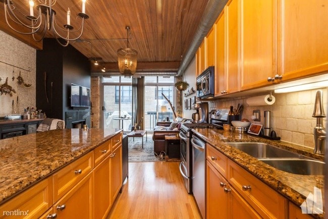 Building Photo - 2 br, 1.5 bath Condo - 2333 W Saint Paul Ave