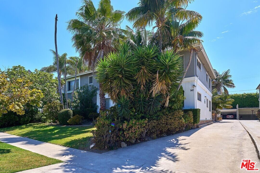 Foto principal - 742 S Plymouth Blvd