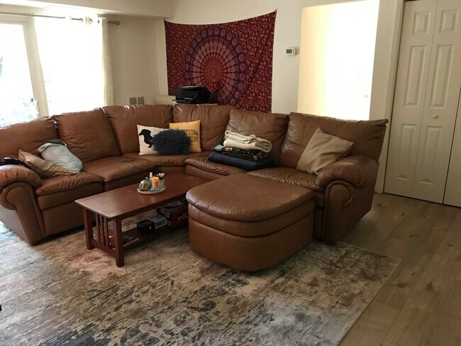 Large Living Room - 3814 Lyndhurst Dr