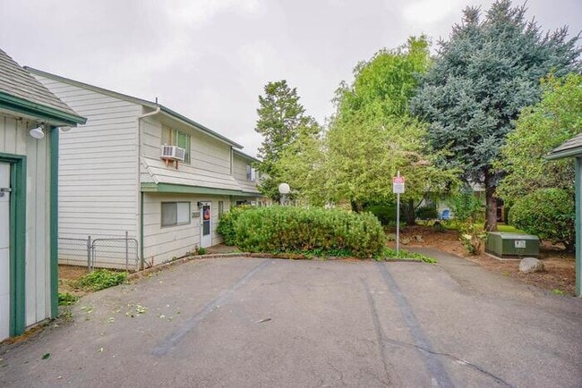 Building Photo - THREE BEDROOM TOWN HOME IN HAZEL DELL