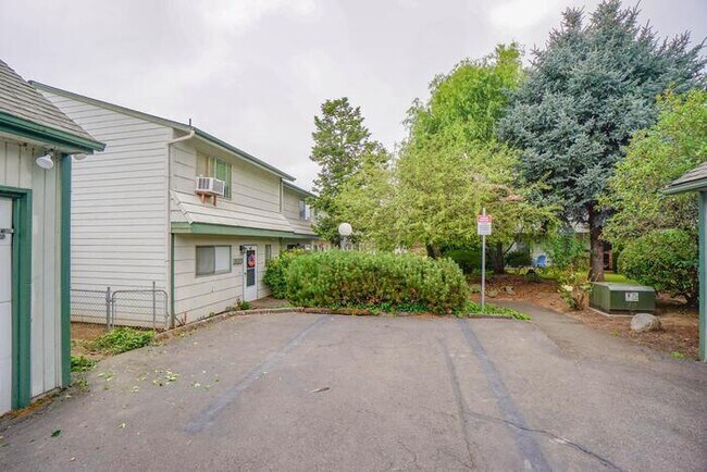 Foto del edificio - THREE BEDROOM TOWN HOME IN HAZEL DELL