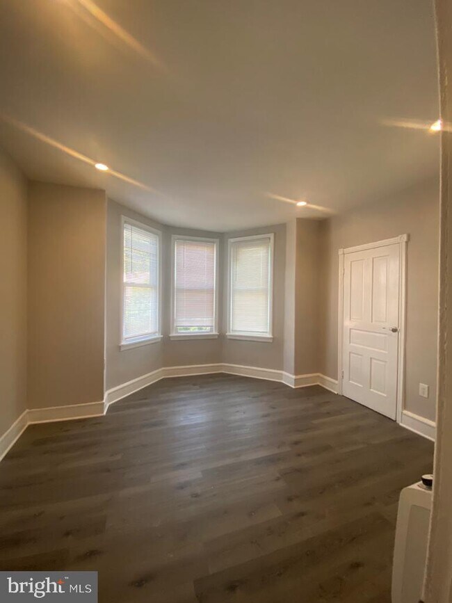 Building Photo - 455 Farson St