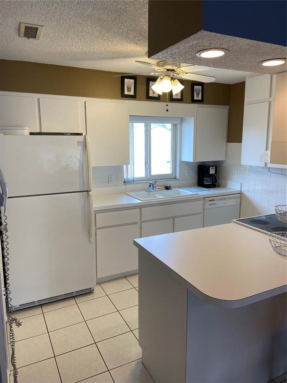 Building Photo - 4215 E Bay Dr