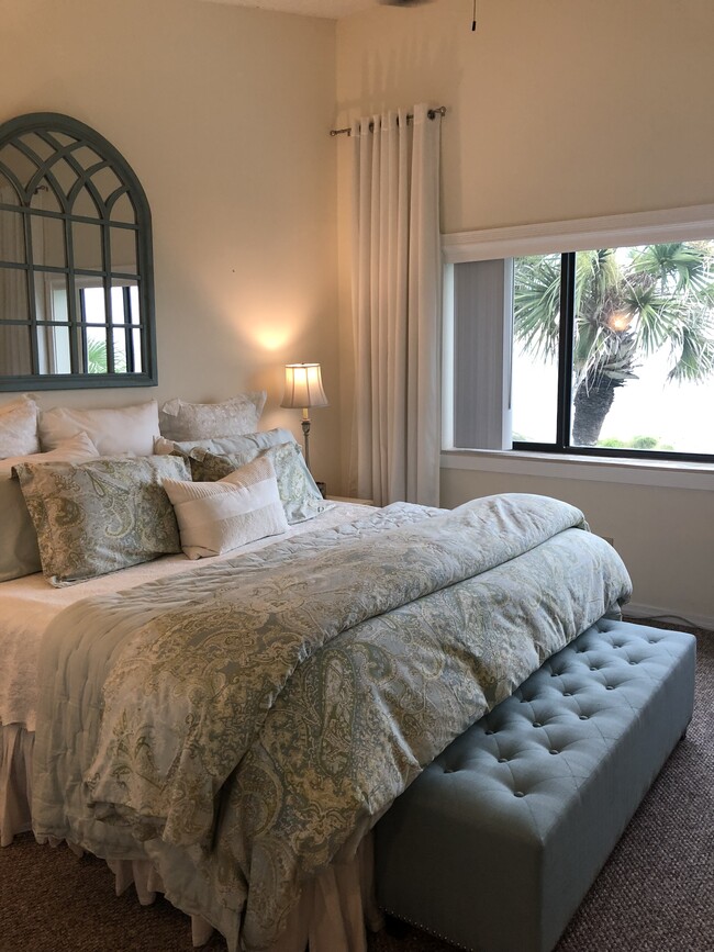 Large Master suit with Ocean view and on suite bath. - 6100 A1A S