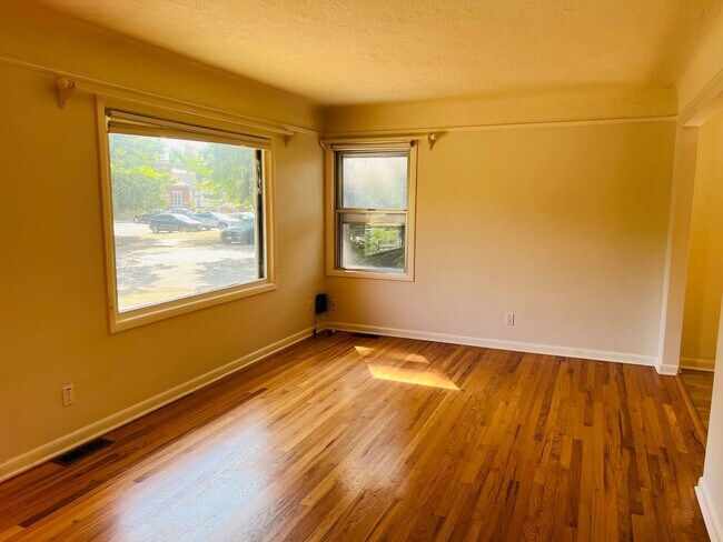 Building Photo - 3 Bedroom/1 Bath Bungalow in Woodstock nei...