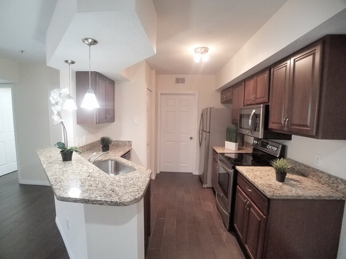 Stunning First Floor 2/2 Lake View Condo ... - Stunning First Floor 2/2 Lake View  Condo ...