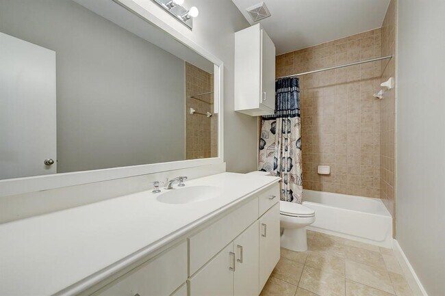 Foto del edificio - 9805 Riddlelink Ln