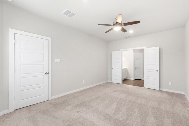Foto del edificio - 319 Stablebrook St
