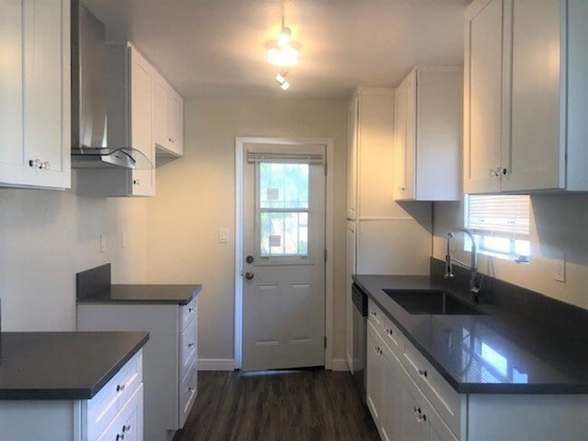 Building Photo - Charming 1-Bedroom Apartment with Modern U...