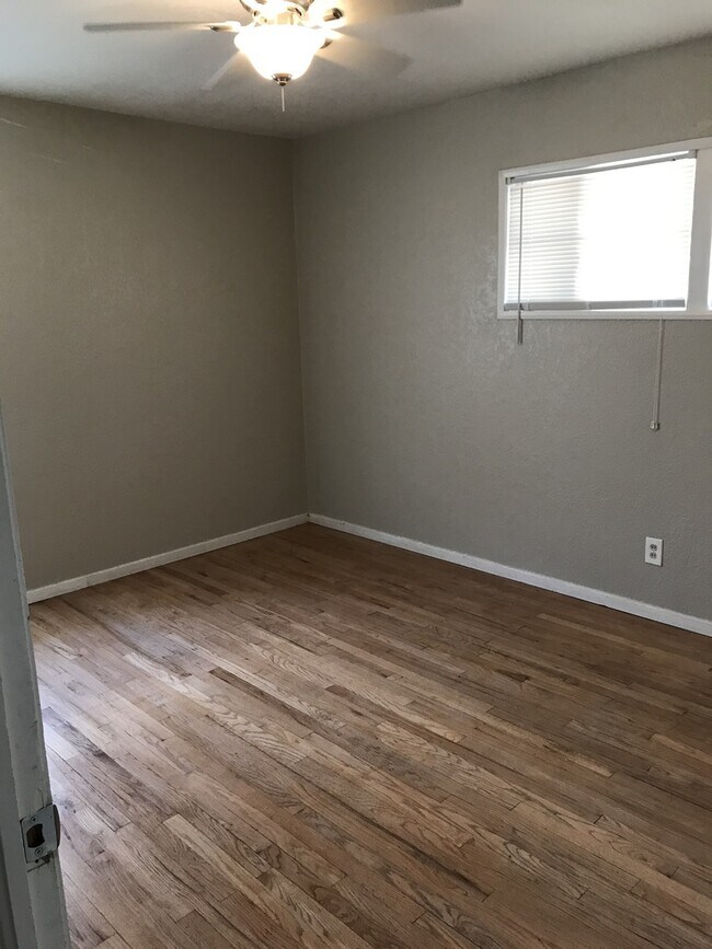 Building Photo - Make This 3/2 YOUR HOME!!