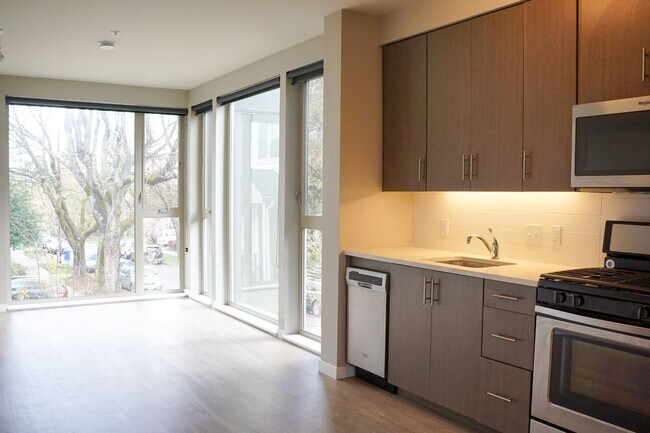 Foto del edificio - Corner 2nd Floor 1 Bdr w/Dishwasher, W&D, Condo Finishes!