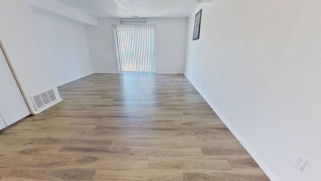 Foto del edificio - 2-Bedroom Townhome with Private Patio