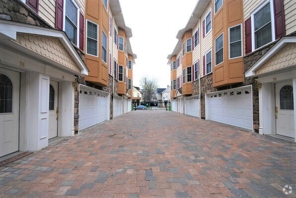 Building Photo - 330 Maple Ave