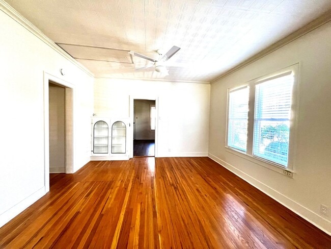 Building Photo - Charming 1940s Bungalow