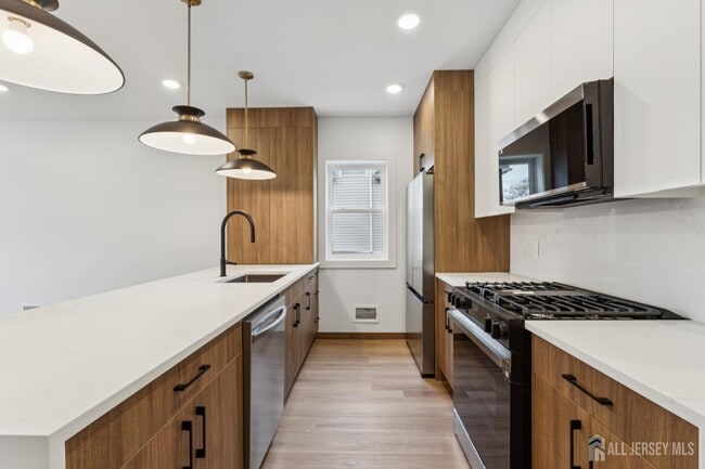 Foto del edificio - 84 Hollywood Ave