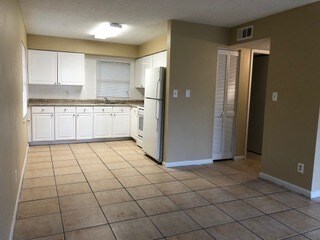 Foto del edificio - 2 Bed/1 Bath 7224 N STERLING AVE UNIT B