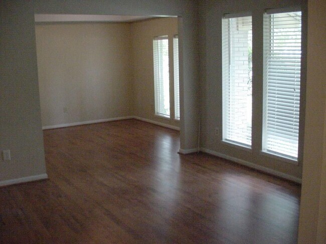 Building Photo - 4118 Elderwood Dr