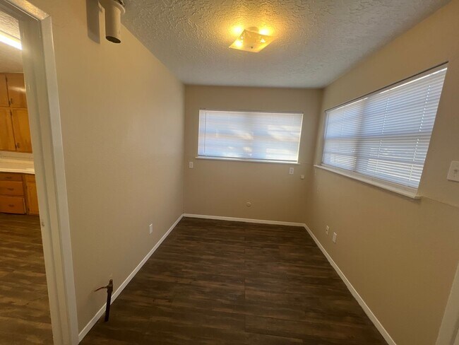 Foto del edificio - 730 W 17th Ln