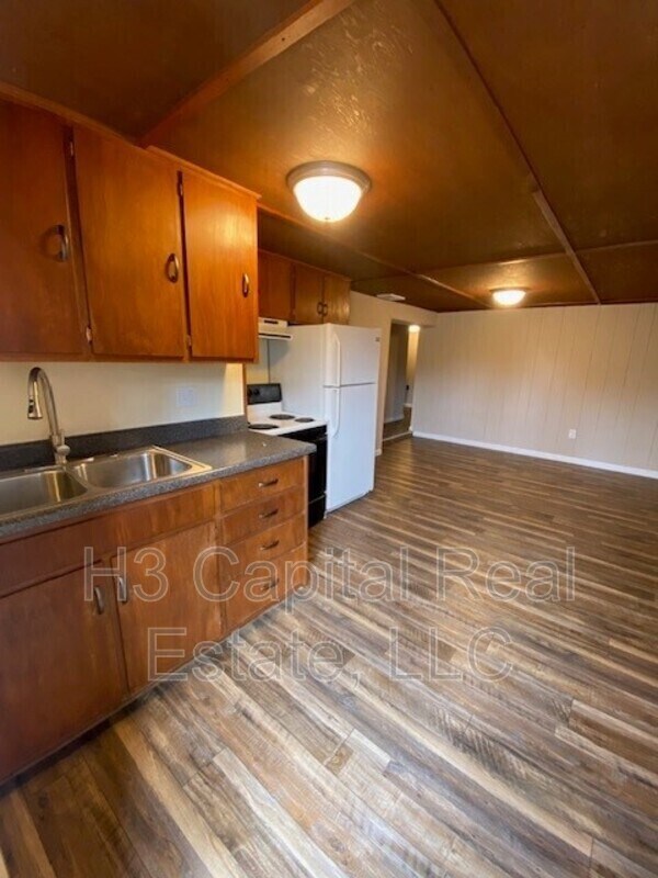 Building Photo - 117 S Shamrock St