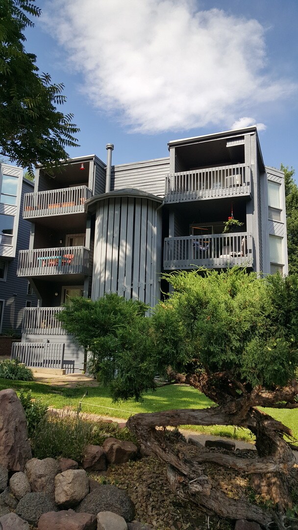 Building Photo - 2bed/1bath Condo on West Pearl - Available August 6th!