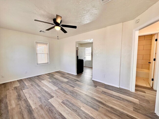 Building Photo - Newly Remodeled Home with Move-In Special!
