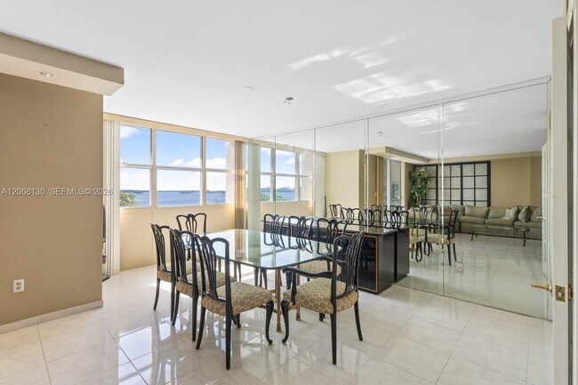 Building Photo - 1420 Brickell Bay Dr