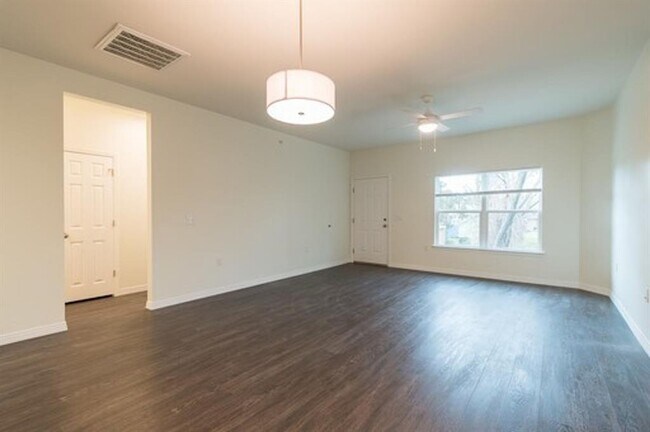 Building Photo - 2430 Highland Rd