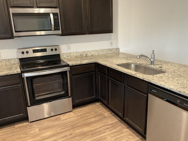 Foto del edificio - 5 Bedroom Available Now!