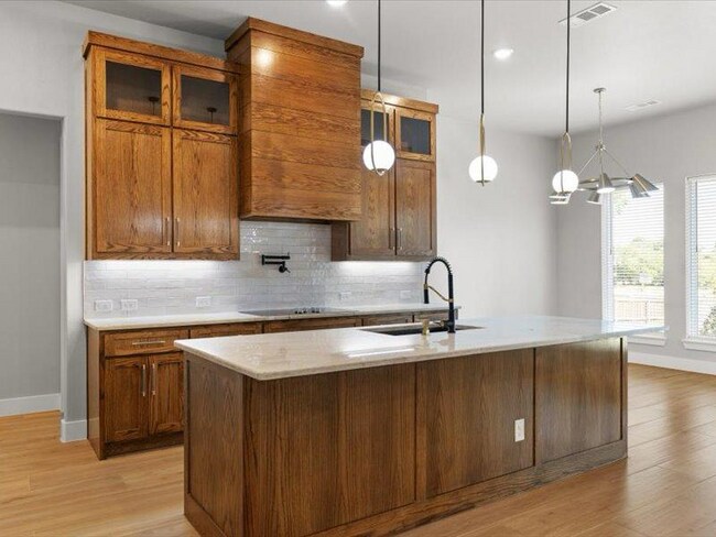 Foto del edificio - 8101 Oak Hollow Dr