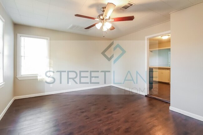 Building Photo - REDUCED!