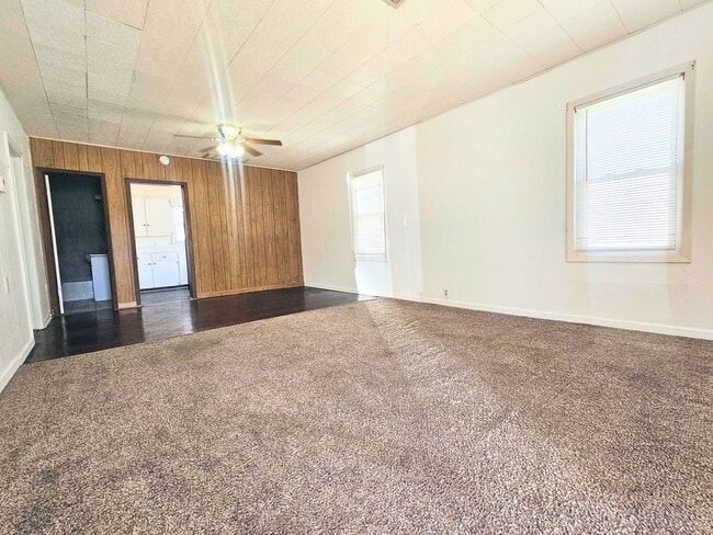 Building Photo - Beautiful 2 Bedroom 1 Bath