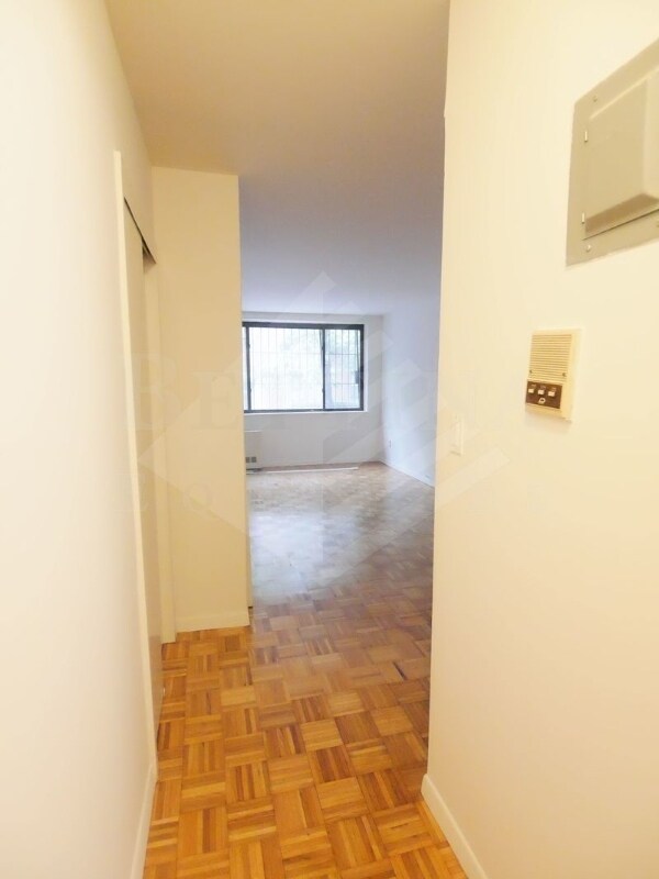 Building Photo - 316 E 85th St