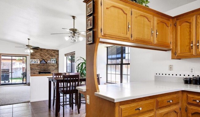 Building Photo - 10601 Sunset Canyon Dr