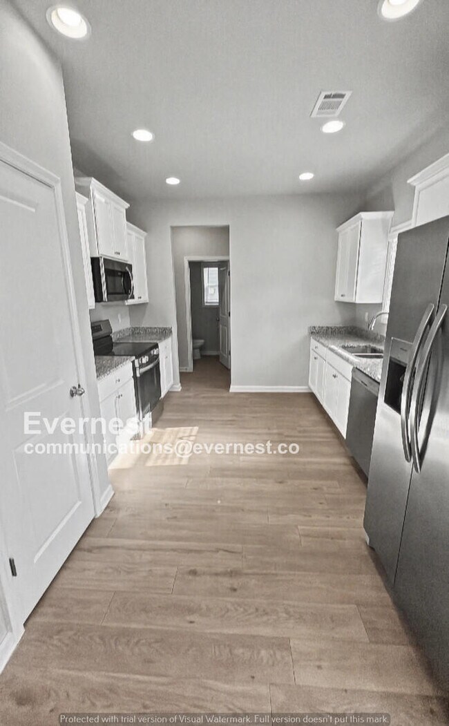 Building Photo - 4 Bed/2.5 Bath Home with Garage / Pet-Friendly / Available Now!