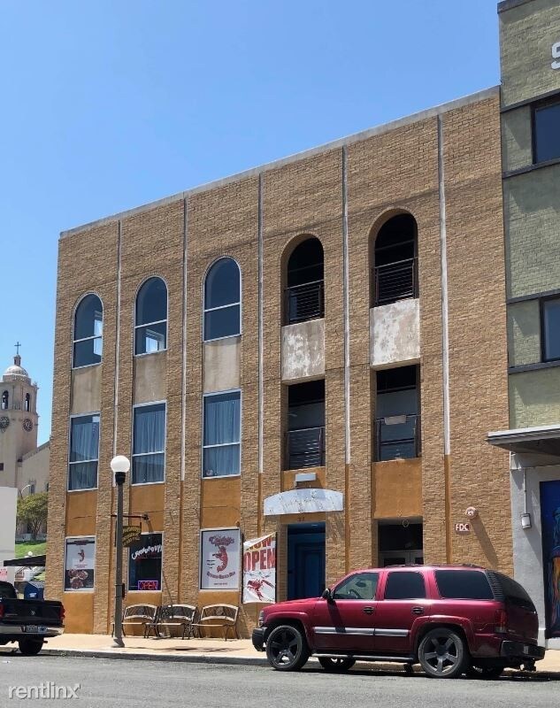 Building Photo - 319 N Mesquite St